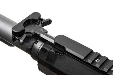 Modern otomatik tüfek beyaz arka planda izole edilmiş. Polis, özel kuvvetler ve ordu için silahlar. Otomatik karabina. Beyaz sırtlı saldırı tüfeği..