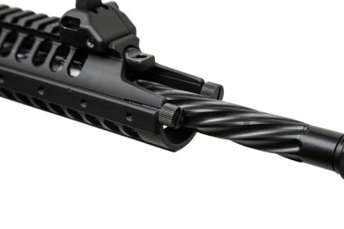 Modern otomatik tüfek beyaz arka planda izole edilmiş. Polis, özel kuvvetler ve ordu için silahlar. Mekanik görüşlü otomatik karabina. Beyaz sırtlı saldırı tüfeği..