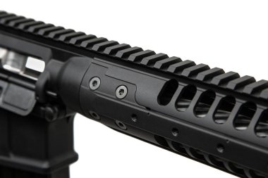 Modern otomatik tüfek beyaz arka planda izole edilmiş. Polis, özel kuvvetler ve ordu için silahlar. Mekanik görüşlü otomatik karabina. Beyaz sırtlı saldırı tüfeği..