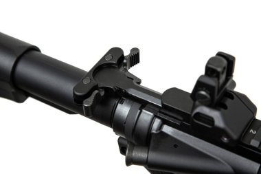 Modern otomatik tüfek beyaz arka planda izole edilmiş. Polis, özel kuvvetler ve ordu için silahlar. Mekanik görüşlü otomatik karabina. Beyaz sırtlı saldırı tüfeği..