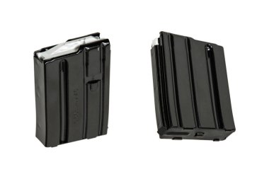 Tüfek ya da tüfek için şarjör. Silahlar için mühimmat. Beyaz arkaplanda izole et.