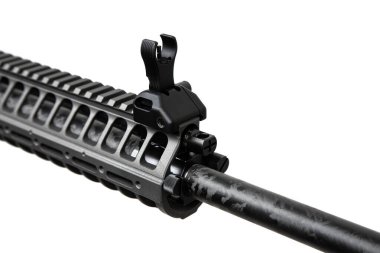 Modern otomatik tüfek beyaz arka planda izole edilmiş. Polis, özel kuvvetler ve ordu için silahlar. Mekanik görüşlü otomatik karabina. Beyaz sırtlı saldırı tüfeği..