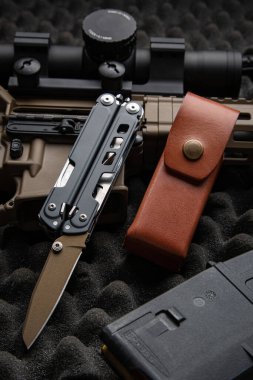 Modern evrensel ordu çoklu aracı. Her durum için bir araç. Gri köpük arkaplanı.