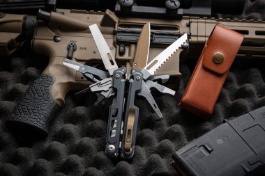 Modern evrensel ordu çoklu aracı. Her durum için bir araç. Gri köpük arkaplanı.