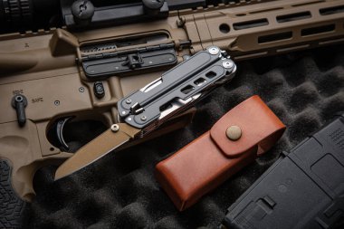 Modern evrensel ordu çoklu aracı. Her durum için bir araç. Gri köpük arkaplanı.