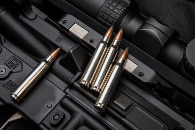 .223 'lük karabina mermilerine yakın çekim. Koyu arkaplan.