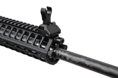 Modern otomatik tüfek beyaz arka planda izole edilmiş. Polis, özel kuvvetler ve ordu için silahlar. Mekanik görüşlü otomatik karabina. Beyaz sırtlı saldırı tüfeği..