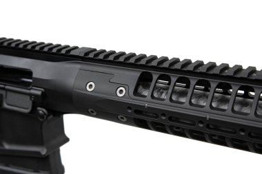 Modern otomatik tüfek beyaz arka planda izole edilmiş. Polis, özel kuvvetler ve ordu için silahlar. Mekanik görüşlü otomatik karabina. Beyaz sırtlı saldırı tüfeği..