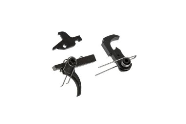 Silah için şok tetikleyicisi beyaz arka planda izole edildi. Silah tetik. Yedek parçayı onar.