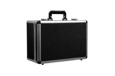 Metal köşeli siyah yastıklı alüminyum çanta. İçinde köpük olan bir çanta. Beyaz arkaplanda izole et.