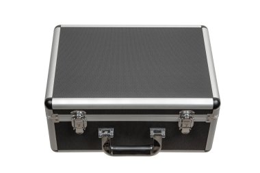 Metal köşeli siyah yastıklı alüminyum çanta. İçinde köpük olan bir çanta. Beyaz arkaplanda izole et.