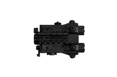 Modern lazer görüşü. Kızılötesi lazer hedef belirleyici. Doğru atış için ek bir silah aksesuarı. Beyaz arkaplanda izole et.