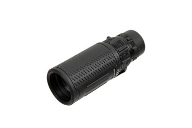 Optik tek göz. Spor, turizm, avcılık, vahşi yaşam ve astronomi için mükemmel optik ekipman saptamak. Beyaz arkaplanda izole