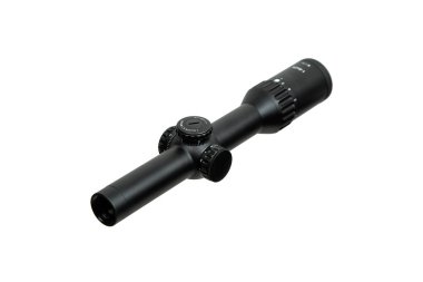 Beyaz arka planda modern bir keskin nişancı dürbünü. Uzun mesafelerde nişan almak ve ateş etmek için optik aygıt.