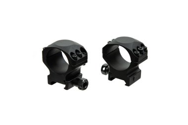 Beyaz arka planda izole edilmiş bir tüfeğin dürbünü için yapılmış hızlı bir bağlantı kopması. Keskin nişancı Dürbünü Hızlıca Bırak.