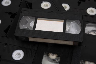 Boş etiketli bir video kaset. VHS video kasetleri yığını. Klasik medya. Beyaz arkaplanda izole et.