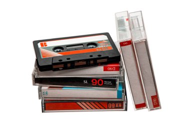 Birçok ses kaydının yakın çekimi. Analog depolama ortamı. Ses kayıtları ve müzik için kasetler. Beyaz arkaplanda izole et.