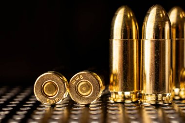 9 mm 'lik tabanca fişekleri. Koyu arkaplanda tabancalar ve PCC karabinalar için mühimmat.