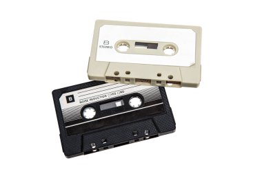 Metinsiz bir çıkartma ile bir ses kasetinin yakın plan görüntüsü. Analog depolama ortamı. Ses kayıtları ve müzik için kasetler. 