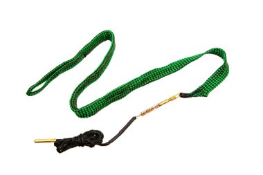 Namluyu ve pirinç fırçayı çekmek için naylon banttan yapılmış esnek temizlik çubuğu. Beyaz arkaplanda izole et.