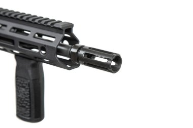 Bir alev tutuklayıcının yakın çekimi. Görüş mesafesi olmayan ve ilave sapı olan modern bir otomatik karabina. Beyaz arkaplanda izole et.