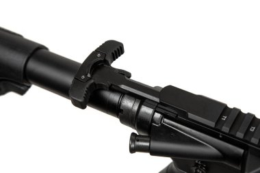 Görüş mesafesi olmayan ve ilave sapı olan modern bir otomatik karabina. Beyaz arkaplanda izole et.