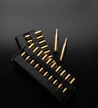 Kurşun, refleksle siyah arka planda izole edilmiş. Tüfek mermileri siyah sırtında. Tüfek ve karabina için siyah fişekler..