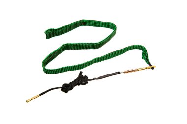 Namluyu ve pirinç fırçayı çekmek için naylon banttan yapılmış esnek temizlik çubuğu. Beyaz arkaplanda izole et.