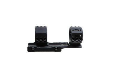 Beyaz arka planda izole edilmiş bir tüfeğin dürbünü için yapılmış hızlı bir bağlantı kopması. Keskin nişancı Dürbünü Hızlıca Bırak.