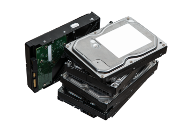 Sabit diskler üst üste dizilmiş. Bilgi depolama için SATA 3.5 HDD. Beyaz sırtında izole et..