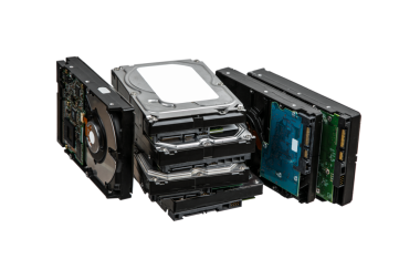 Sabit diskler üst üste dizilmiş. Bilgi depolama için SATA 3.5 HDD. Beyaz sırtında izole et..