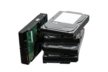 Sabit diskler üst üste dizilmiş. Bilgi depolama için SATA 3.5 HDD. Beyaz sırtında izole et..