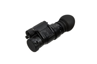 Gece görüş cihazı. Karanlıkta gözlemlemek için özel bir cihaz. Ordu, polis ve özel kuvvetler için teçhizat. Beyaz arkaplanda izole et.