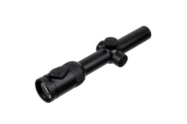 Beyaz arka planda modern bir keskin nişancı dürbünü. Uzun mesafelerde nişan almak ve ateş etmek için optik aygıt.