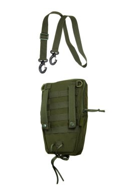 Üzerinde haki rengi fermuar olan çok işlevli askeri çanta. Beyaz arkaplanda izole et.