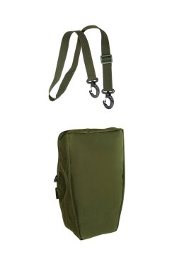 Üzerinde haki rengi fermuar olan çok işlevli askeri çanta. Beyaz arkaplanda izole et.