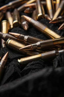 Otomatik karabina kalibresi için fişekler .223 kalibre kömürde. Otomatik ve yarı otomatik tüfekler için mühimmat. Koyu arkaplan.