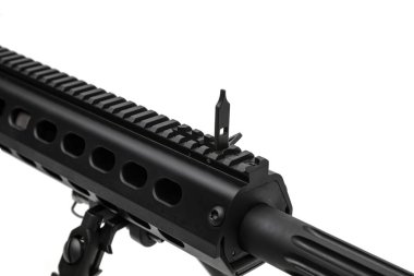 Geniş kalibreli keskin nişancı tüfeği. Uzun menzilli silah. Beyaz arkaplanda izole et.