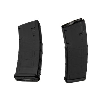 Tüfek ya da tüfek için şarjör. Silahlar için mühimmat. Beyaz arkaplanda izole et.