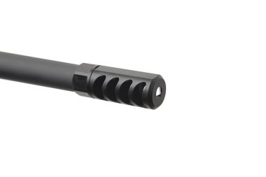 Namlu freni dengeleyici. Namlu atışını dengelemek için bir cihaz. Beyaz arkaplanda izole et.