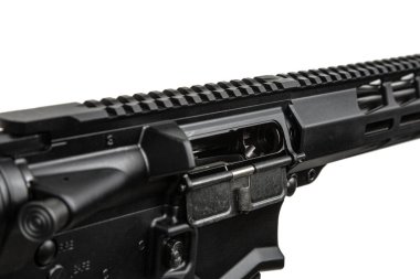 Modern otomatik tüfek beyaz arka planda izole edilmiş. Polis, özel kuvvetler ve ordu için silahlar. Otomatik karabina. Beyaz sırtlı saldırı tüfeği..