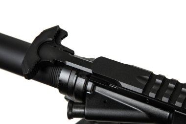 Modern otomatik tüfek beyaz arka planda izole edilmiş. Polis, özel kuvvetler ve ordu için silahlar. Otomatik karabina. Beyaz sırtlı saldırı tüfeği..