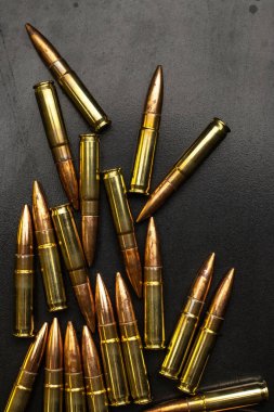 Siyah arka planda kurşun. Tüfek mermileri siyah sırtında. Tüfek ve karabina için siyah fişekler..