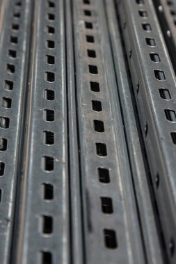 Bir evin inşaatı için çelik kanalı açık alana yığın. Çelik kirişler çatı için. Profil boruları