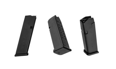 9 mm 'lik şarjörler için metal tabanca şarjörü. Cephane için şarjör. Beyaz arkaplanda izole et.