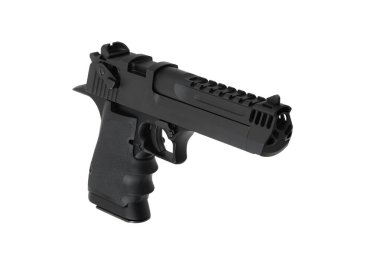 Güçlü, geniş kalibreli bir silah. Siyah kabzalı 50 kalibrelik gümüş tabanca. Beyaz arkaplanda izole et.