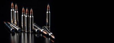 Kurşun, refleksle siyah arka planda izole edilmiş. Tüfek mermileri siyah sırtında. Tüfek ve karabina için siyah fişekler..