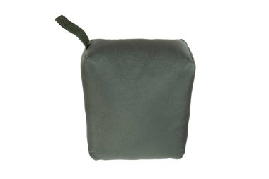 Yeşil bir taktik barikat çantası beyaz arka planda izole edilir. Çanta, yüksek ya da dengesiz yüzeylerden ateş edildiğinde ateşli silahlara sağlam bir dinlenme sağlamak üzere tasarlandı.. 