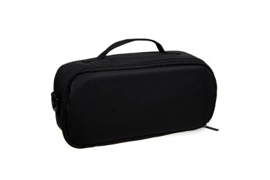 Siyah, dikdörtgen bir seyahat çantası, fermuarı ve taşıyıcı kolu var. Çanta yumuşak, dayanıklı bir kumaştan yapılmıştır ve düz, düz bir yüzeye sahiptir. Beyaz arkaplanda izole et.