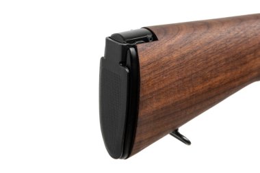 Klasik yarı otomatik tüfek, ahşap ve siyah metal parçaları beyaz arka planda izole edilmiş.. 